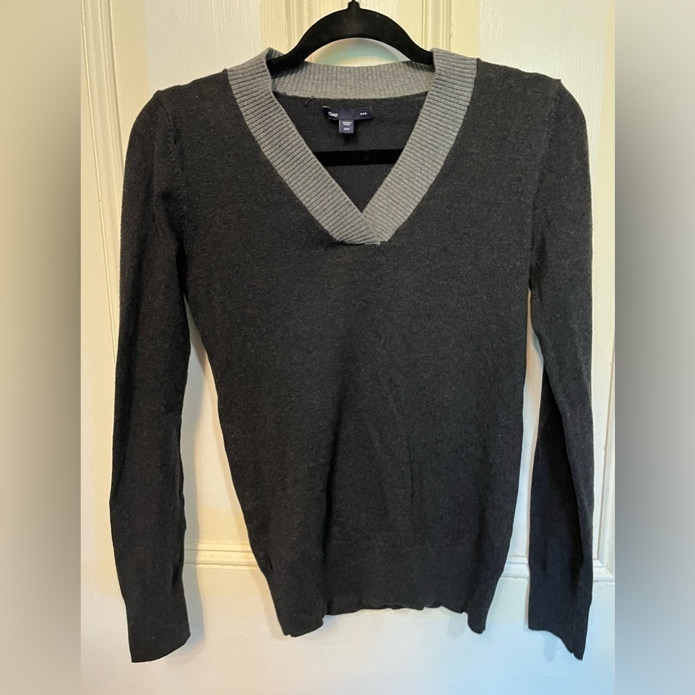 Gap Long Sleeve V Gray V Neck Sweater Small